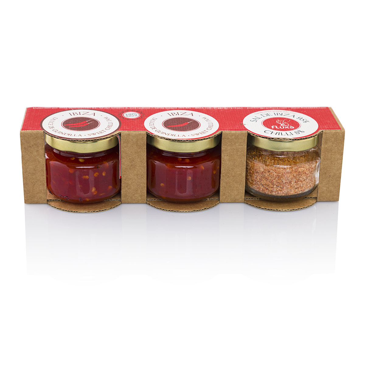 FL 50425 FL Chili Jam Ibiza verpakking per 3 - 3X65G pHet strong3-pack Dulce de Guindilla/strong van Ibiza Delicatessen bevat drie ambachtelijke potjes van hun beroemde chili jam, elk met een uniek karakter. De ambachtelijke chili jam combineert de intense smaak van zelfgekweekte Spaanse guindilla-pepers met een vleugje suiker en agar-agar. Een perfect condiment bij kaas, vlees of pasta./p FL 50425