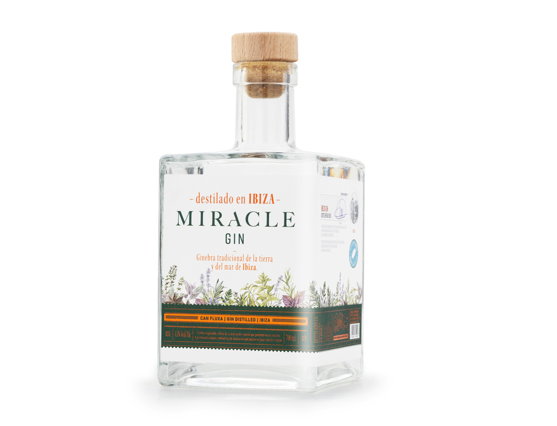FLG MIR 700 FL Gin Miracle 43% - 70CL pOnze strongMiracle Gin/strong vindt haar oorsprong in de exclusieve tuin van Can Flux&agrave;, waar zorgvuldig geselecteerde botanicals samenkomen tot een unieke beleving. Elke fles ademt de puurheid en frisheid van de natuur: de karaktervolle warmte van jeneverbes, het kruidige aroma van korianderzaad, de verfijnde diepte van engelwortel, de zonnige toetsen van zoete sinaasappelschil en frisse citroenschil, aangevuld met de mediterrane elegantie van verse tijm en citroenverbena. Het resultaat is een harmonieuze gin die de ziel van Ibiza vangt. Authentiek, levendig en verfijnd./p FLG MIR700