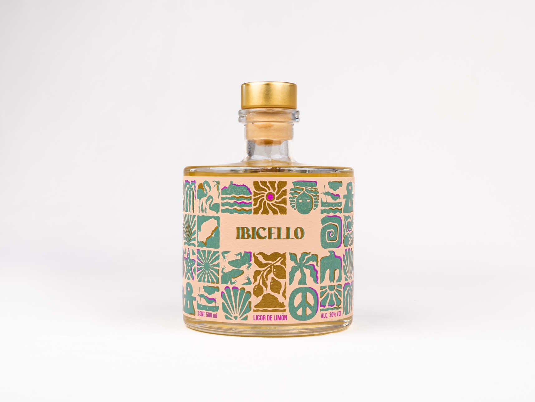 IBI 500ML Ibicello Citroenlikeur Ibiza 30% - 500ML pstrongIbicello/strong is een strongambachtelijke citroenlikeur,/strong ontstaan op Ibiza vanuit een uniek distillatieproces, volgens een verfijnd recept waarin traditie en eilandgevoel samenkomen. Elk detail - van de verse citroenen tot de langzame distillatie - is met zorg gekozen om de puurheid van het eiland te vangen. Onze citroenlikeur wordt geproduceerd in kleine batches door lokale vakmensen, met respect voor het ambacht en oog voor kwaliteit. Het resultaat is een heerlijke, frisse likeur met zachte bitters en een zonnige citrusbalans, perfect als digestief of in een lichte cocktail. Ibicello is meer dan een drank. Het is een ode aan het leven in het moment, aan zwoele zomeravonden, lange tafels en het ritme van de zon. Een stukje Ibiza, in elk glas./p IBI