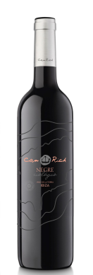 CR10014 Can Rich Negre rode wijn 2024 - 0.75L <p>Een heldere kleur die de jeugd van de wijn verraadt. Intens en aromatisch, met de nadruk op rood fruit zoals gekonfijte bessen, aalbessen, zwarte pruimen, zwarte kersen en vijgen. Deze fruitige tonen worden prachtig ge&iuml;ntegreerd met de zachte romigheid van eikaroma&rsquo;s en een subtiel vleugje rook. In de mond rijk aan nuances, smaakvol en intens, met zijdezachte tannines. Toegankelijk en aangenaam &ndash; een frisse, moderne rode wijn die zelfs in de zomer heerlijk tot zijn recht komt.</p> CR10014
