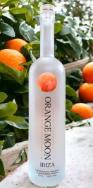 OMFV Orange Moon Vodka met Mandarijn aroma 40% - 70CL <p>Onze <strong>distilleerderij bevindt zich op Ibiza</strong>, het mediterrane eiland dat bekendstaat om zijn karakter en energie. Vanuit deze bijzondere omgeving hebben wij een vodka gecre&euml;erd die puurheid en verfijning belichaamt. Onze distilleerderij bevindt zich op Ibiza, het mediterrane eiland dat bekendstaat om zijn karakter en energie. Vanuit deze bijzondere omgeving hebben wij een vodka gecre&euml;erd die puurheid, verfijning en zachtheid belichaamt. Ons doel was duidelijk, maar uitdagend: een van de zachtste en meest verfijnde vodka&rsquo;s cre&euml;ren die er bestaan. Een vodka die het gehemelte streelt met subtiele aroma&rsquo;s en een delicate, uitgebalanceerde smaak. Door onze vijf keer gedistilleerde graanalcohol van de hoogste kwaliteit te combineren met het kristalheldere water dat diep onder het eiland Ibiza ontspringt. Dankzij ons speciaal ontwikkelde en zorgvuldig bewaarde proces ontstaat de uitzonderlijke zachtheid die <strong>Orange Moon Vodka</strong> zo geliefd maakt.</p> OMFV